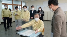 문재인 대통령이 29일 서울 용산에 있는 오산고등학교를 방문해 수능 방역 여건을 점검하는 모습. 
