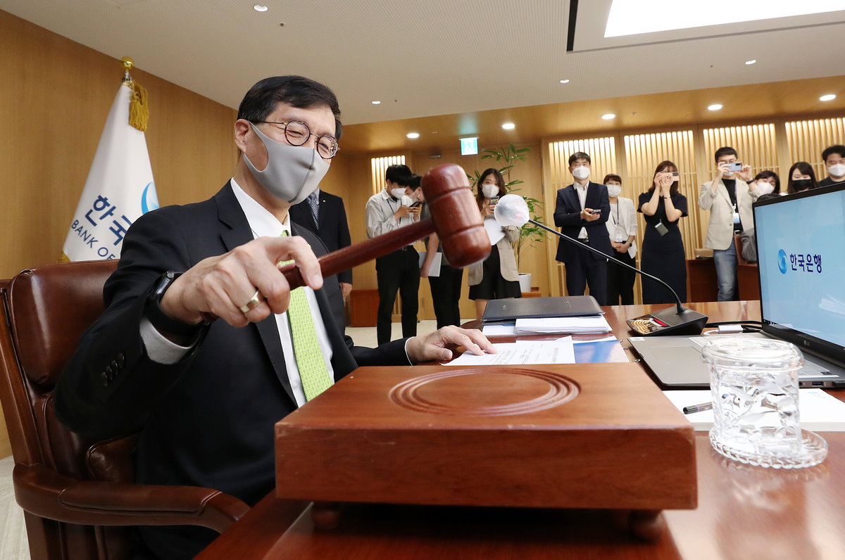 이창용 한은 총재, 금융통화위원회 회의 참석 