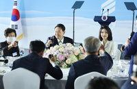 尹대통령 부부, '6·25유해' 유족 오찬…"여러분 한분한분 영웅"
