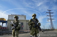 반격 예고한 우크라군, 남부 헤르손 포격…"초석 창고 등 폭발"