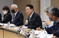 윤 대통령 "바이오헬스, 국가핵심전략 산업으로"