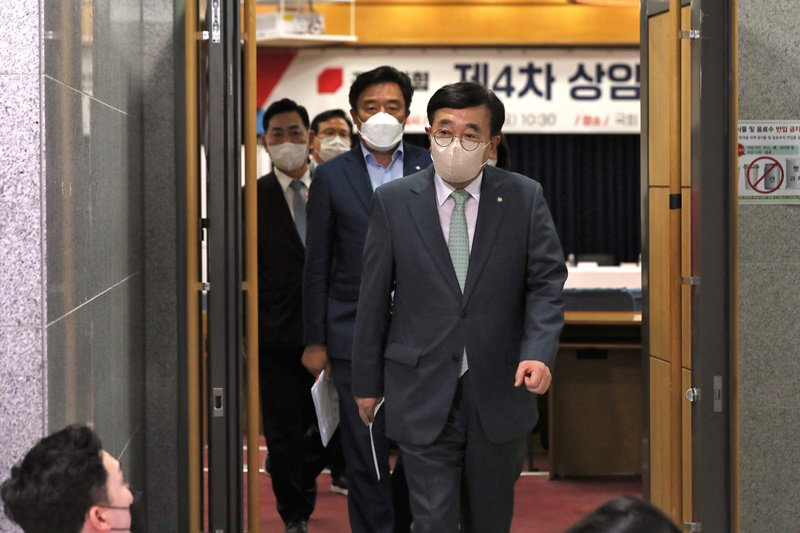 회의장 나서는 서병수 상임전국위 의장