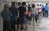 코로나19 신규확진자 4만명대, 전날보다 6000여명 줄어