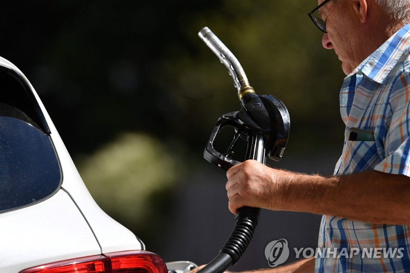 룩셈부르그 주유소에서 기름을 채우는 남성 [AFP=연합뉴스 자료사진. 재판매 및 DB 금지]