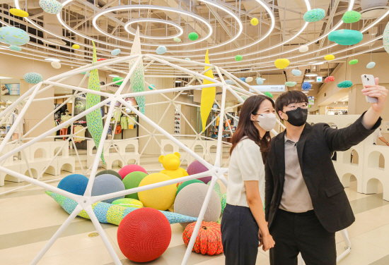 서울 양천구 현대백화점 목동점 지하2층에 전시된 '플로팅 가든(Floating Garden)전'