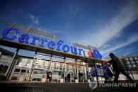 佛기업, 정부 압박에 생필품값 동결·기름값 인하