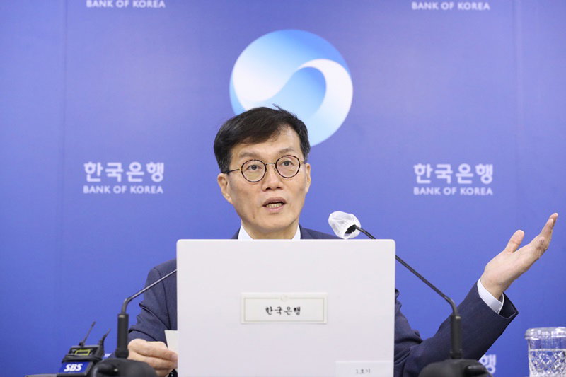 기준금리 인상 설명하는 이창용 총재