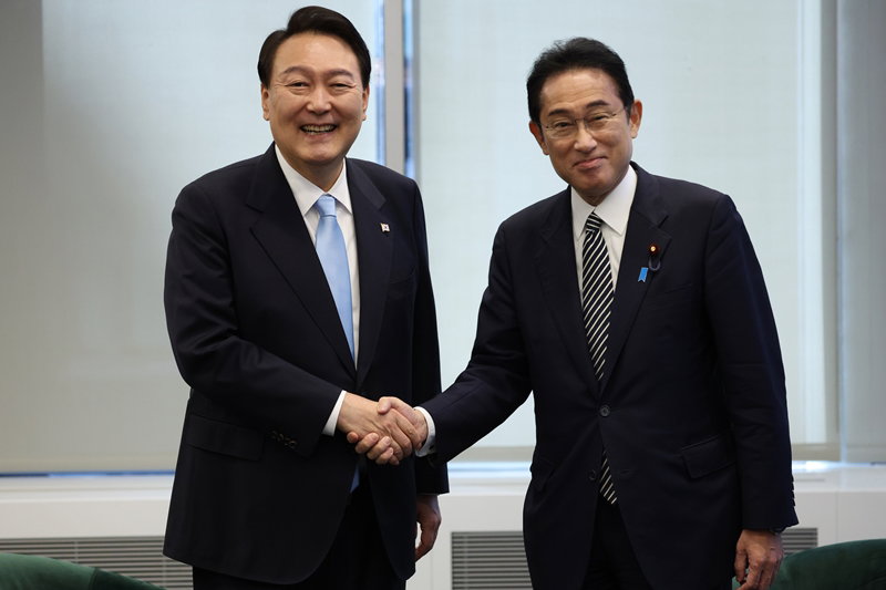 악수하는 한일 정상