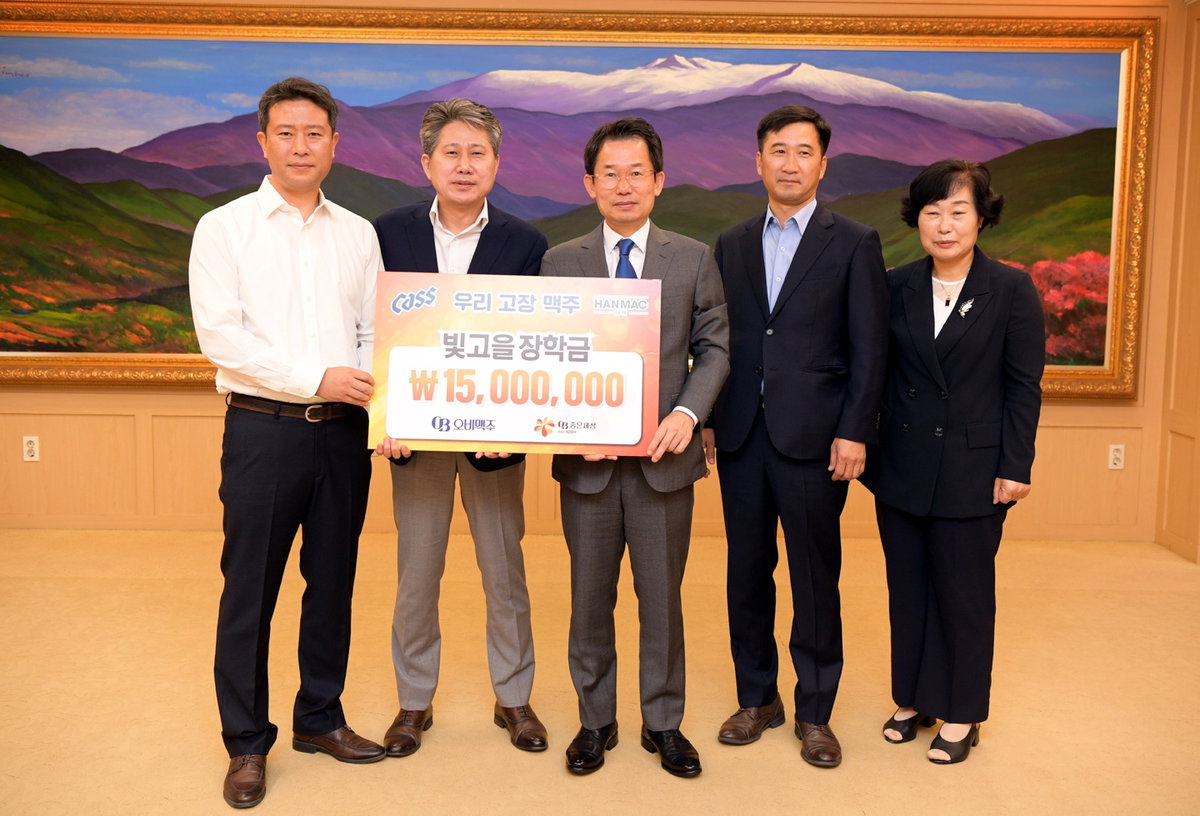 


▲(왼쪽부터) 양우천 오비맥주 광주공장장, 이기형 오비맥주 서부권역 본부장, 문영훈 광주시 행정부시장, 이윤섭 오비맥주 광주지점장, 김순옥 여성가족교육국장 