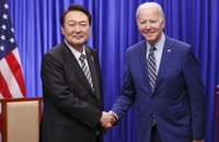 尹-바이든 "북핵 사용시 가용수단 활용해 압도적 힘으로 대응"