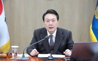 "우리 살 길은 수출"…尹대통령, 첫 수출전략회의 주재