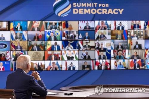 1차 민주주의 화상 정상회의 개막 연설하는 바이든