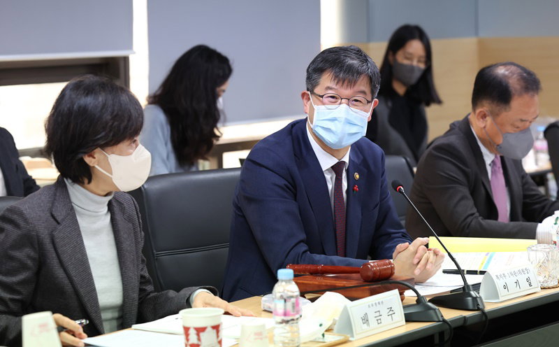 중앙보육정책위원회 회의 주재하는 이기일 1차관