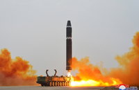 북, ICBM 화성-15형 발사…김정은 명령 기습발사훈련