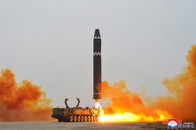 북, ICBM 화성-15형 발사…김정은 명령 기습발사훈련