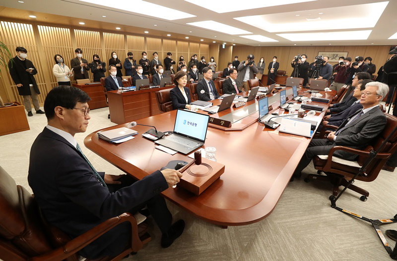 이창용 총재, 금융통화위원회 본회의 참석