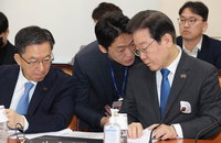 민주당 李 당직 유지로 檢리스크 대응, 비명계 "유신이냐"