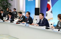 2자녀 이상 양육지원 확대, 정년연장·노인연령 상향 논의