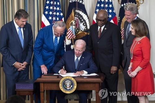 인플레이션감축법 서명하는 바이든