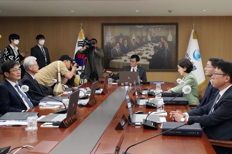 이창용 총재 금융통화위원회 주재