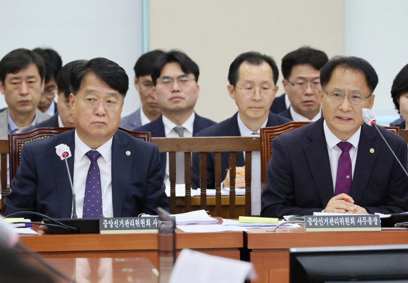 선관위 사무총장&middot;사무차장, 자녀 특혜채용 의혹에 사퇴