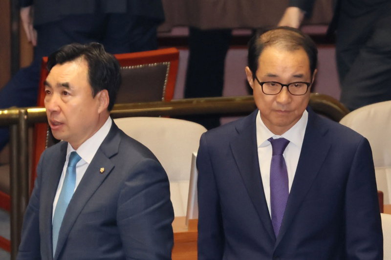 표결 결과 기다리는 윤관석&middot;이성만