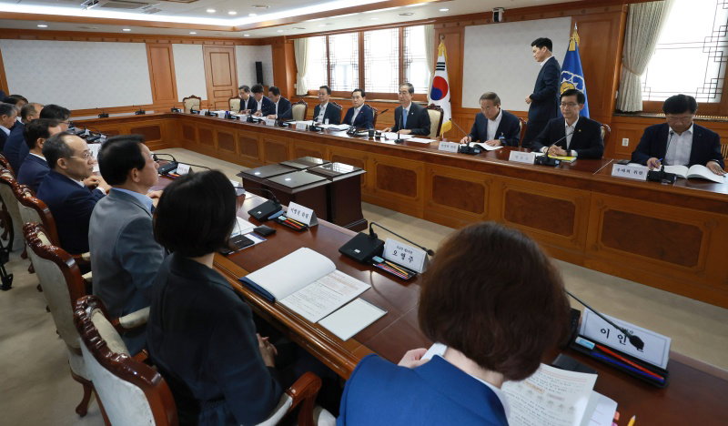  20일 정부서울청사에서 열린 3차 국가첨단전략산업위원회