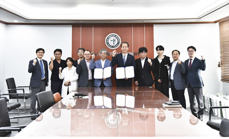 서울기독대학교관계자와 UN제5사무국 유치 국민연합 MOU체결 기념사진