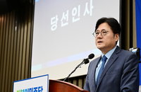 민주당 새 원내대표에 홍익표 "당대표 중심 어려움 극복"