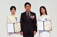 한지민 아이유 '금융의 날' 표창, 이유는