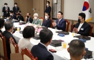 호국영웅 및 유가족과 함께한 윤석열 대통령 [연합뉴스 제공]