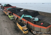 인도네시아 석탄 수송 [로이터 연합뉴스 자료사진. 재판매 및 DB 금지]