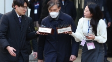 조국 '입시비리·감찰무마' 징역2년…법정구속 피해 