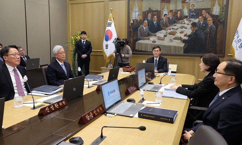 이창용 한국은행 총재, 금융통화위원회 주재