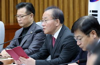 與 "후보자들 원치 않으면 지역구 인위적 재배치는 없다"