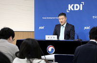 KDI, 올해 성장률 2.2% 유지 "내수부진·수출 회복세"