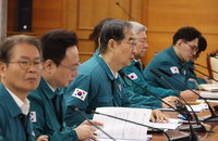 한총리 "집단행동시 공공의료 비상체계·비대면진료 전면 허용"