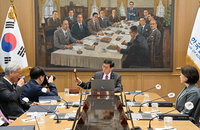 한은, 기준금리 연 3.50% 동결…조기인하 신중 모드