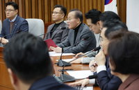 與 "악질적 미지급 양육비, 정부 먼저 지급·추후 추징"