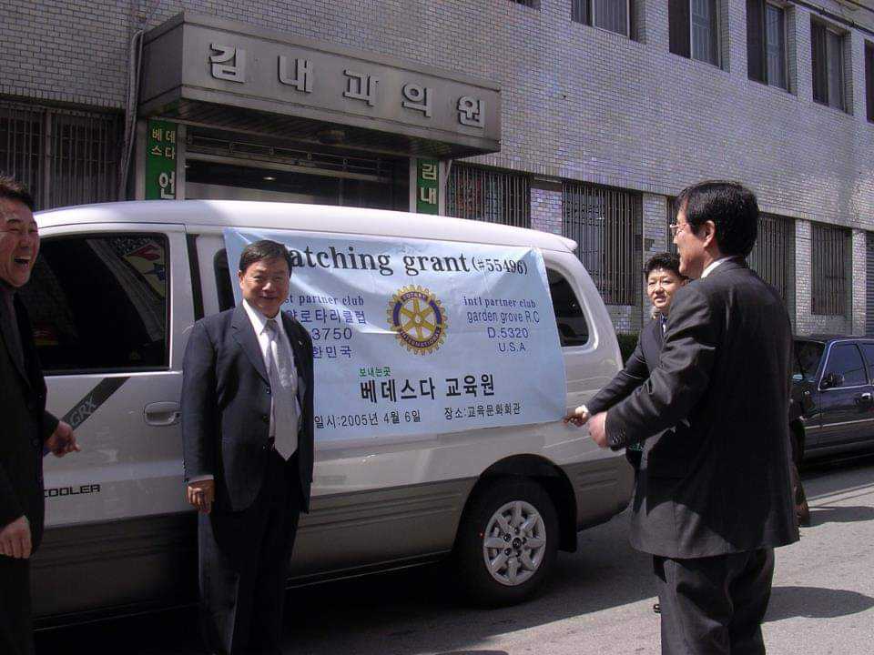 [2005년 가든 글로브 로타리 클럽 회장 재직 시 장애아동들을 위한 봉고 차량을 안양 로타리 클럽과 매칭 그랜트로 선물하는 박동우 차관보]