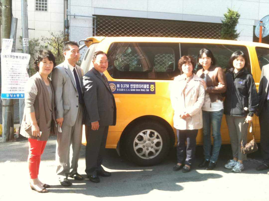 [2010년 한국장애인 부모협회 안양지회에 현대 스타렉스 승합차를 기증]