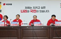 與 "50억 부자 조국, 강의없이 1억원 벌며 직장인 임금 깎나"