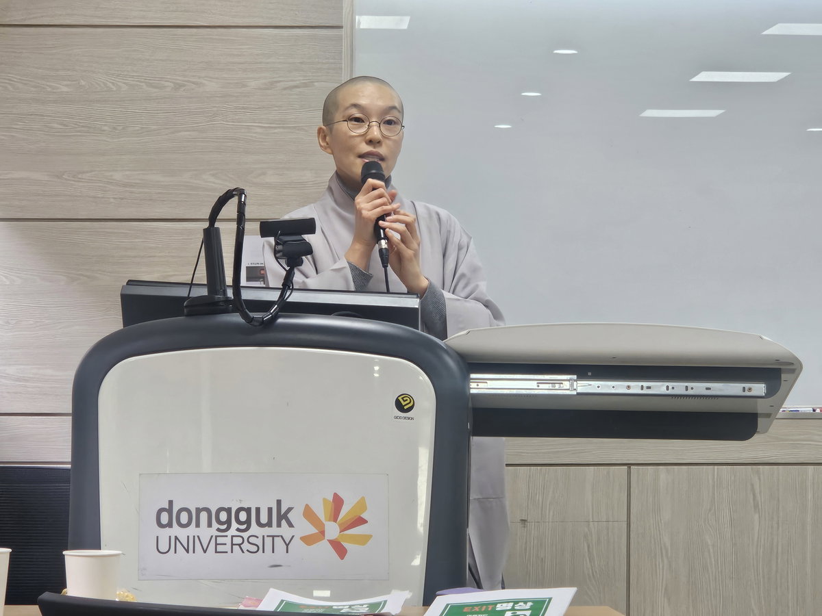 [자비명상2급 지도자과정에서 강의 중인 범준 스님]