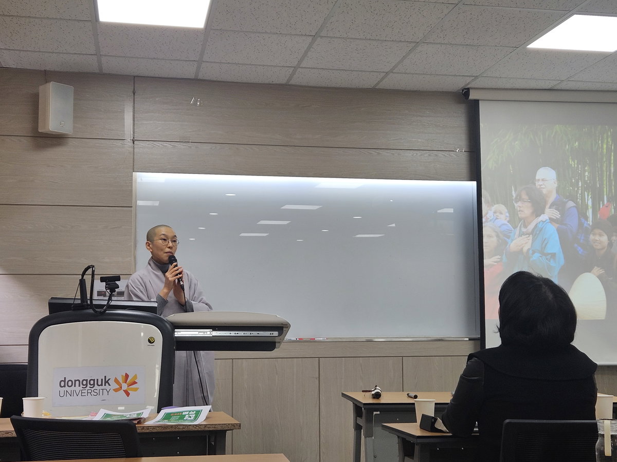 [플럼빌리지 명상음악 수업 중인 범준 스님]
