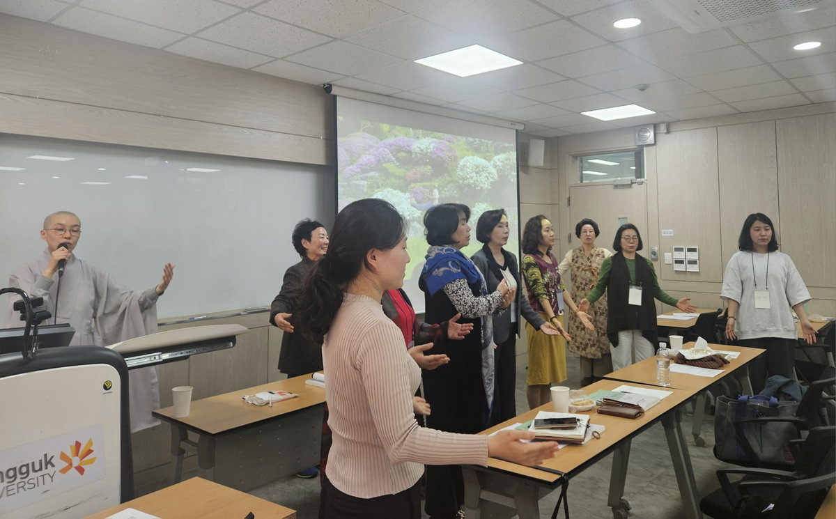 [플럼빌리지 명상음악 체험 중인 동국대 자비명상 지도자과정 도반들]