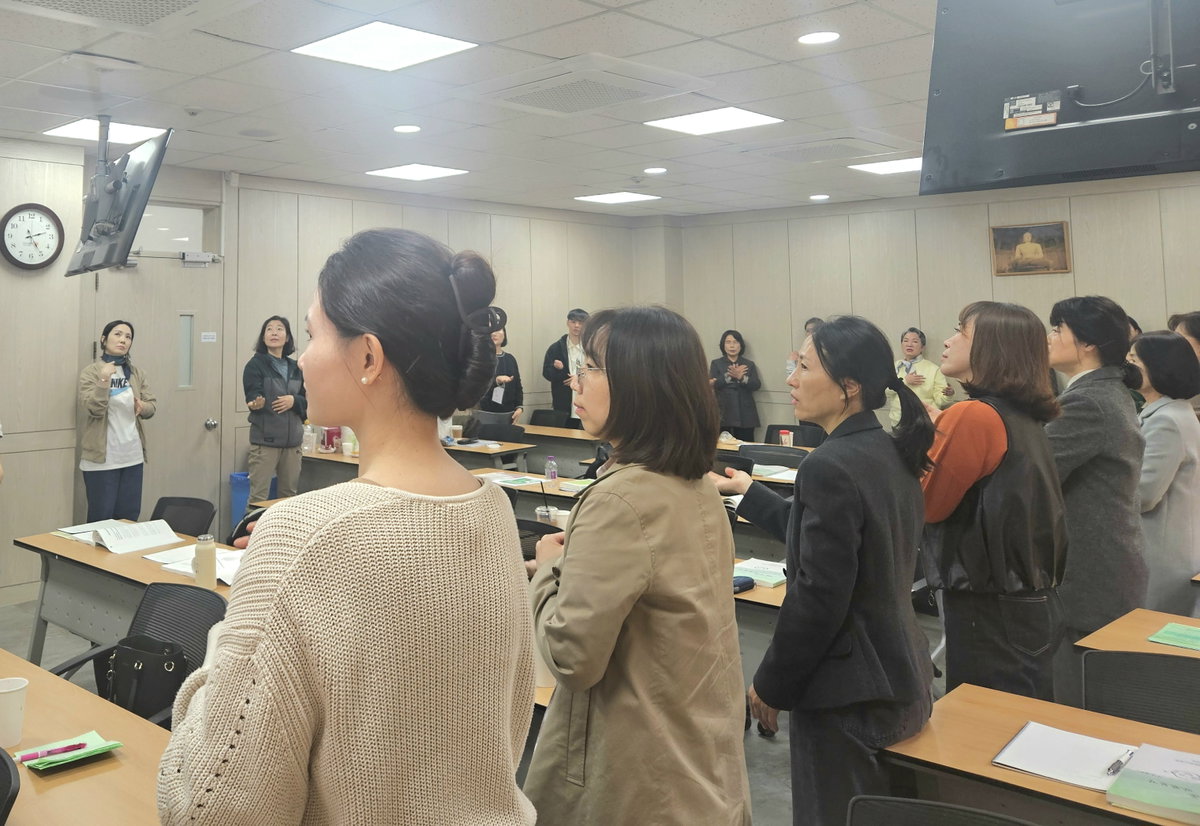 [플럼빌리지 명상음악 체험 중인 동국대 자비명상 지도자과정 도반들]