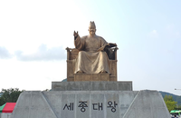 세종대왕 동상 세척…황사·미세먼지 묵은 때 벗어