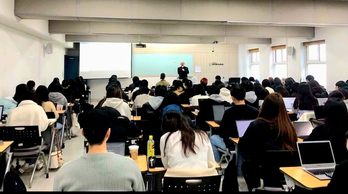 [성공회대학교 새천년관에서 &lsquo;명상과 치유&rsquo;라는 과목으로 강의하는 윤종모 주교]