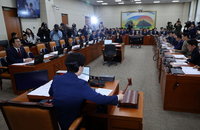 野, 가맹사업법·민주유공자법 단독의결