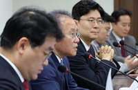 與 '룰의 전쟁' 점화…"당심 100%" vs "민심 높여야"